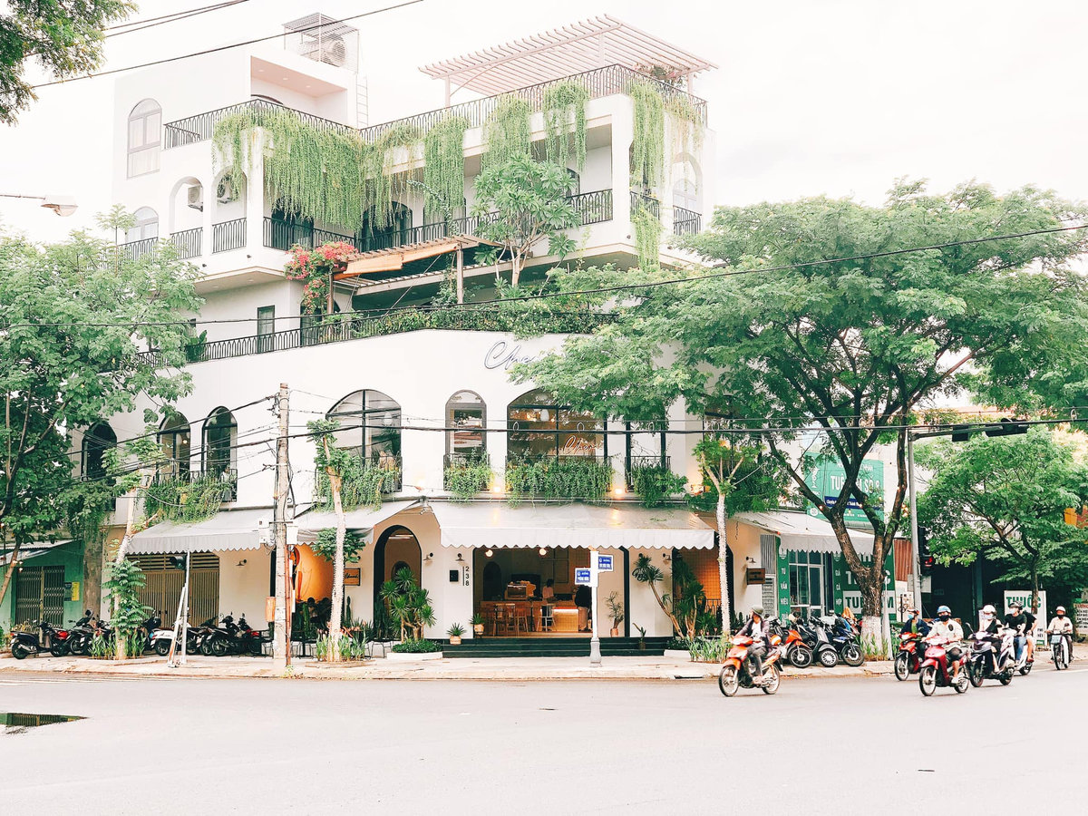 The restaurant is located right on the main road with a large space and is located on the main road of Kinh Duong Vuong street, the busiest street in Lien Chieu district 